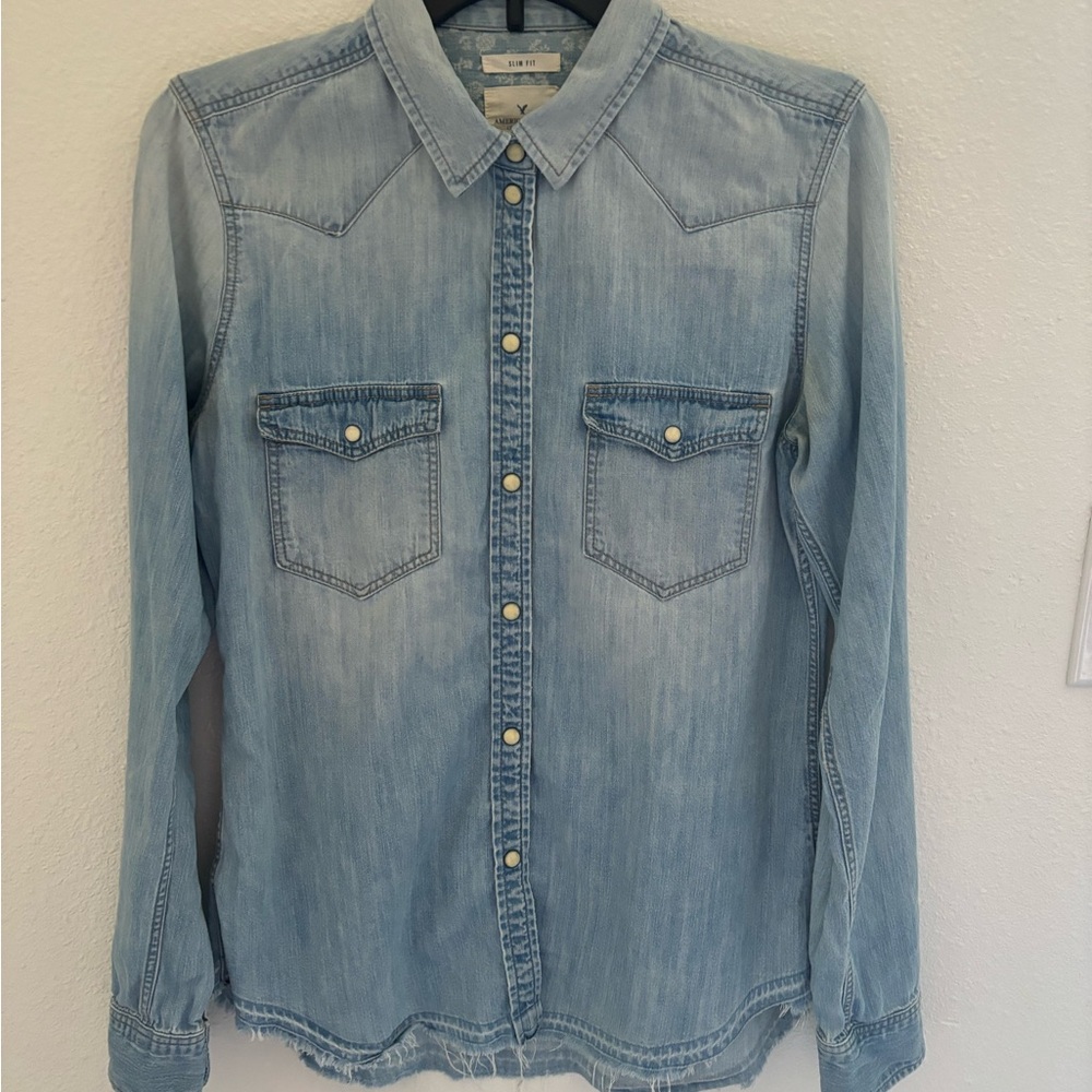 AEO Denim Med Western Pearl Snap closure. Long Sleeve